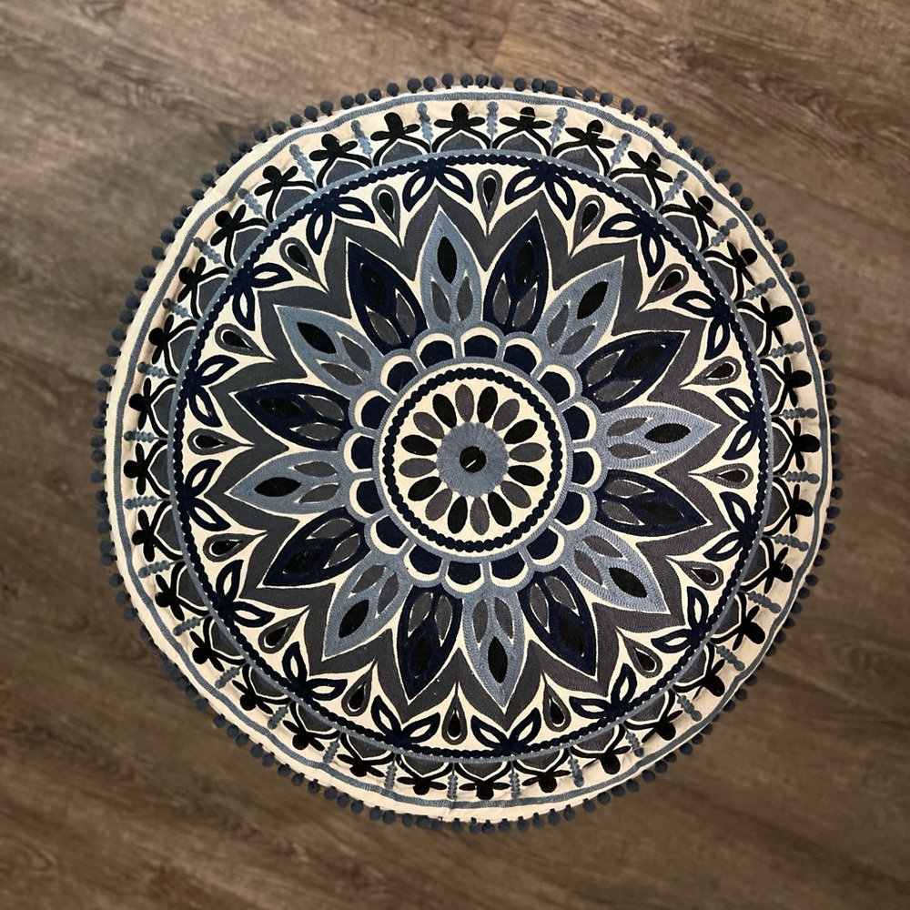 Round pouf